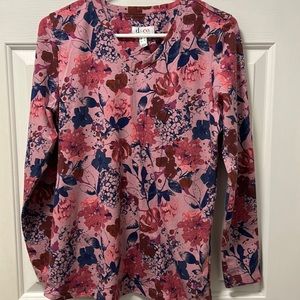 D&Co Women’s V Neck Top Size Small